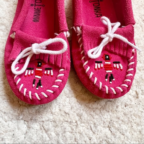 Minnetonka Moccasins 2605 - Childrens Thunderbird Moccasin - Hot Pink Suede - Picture 7 of 8